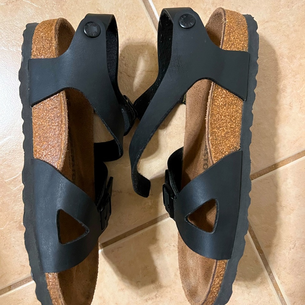 Birkenstock sandals in size 37 great for summertime.
